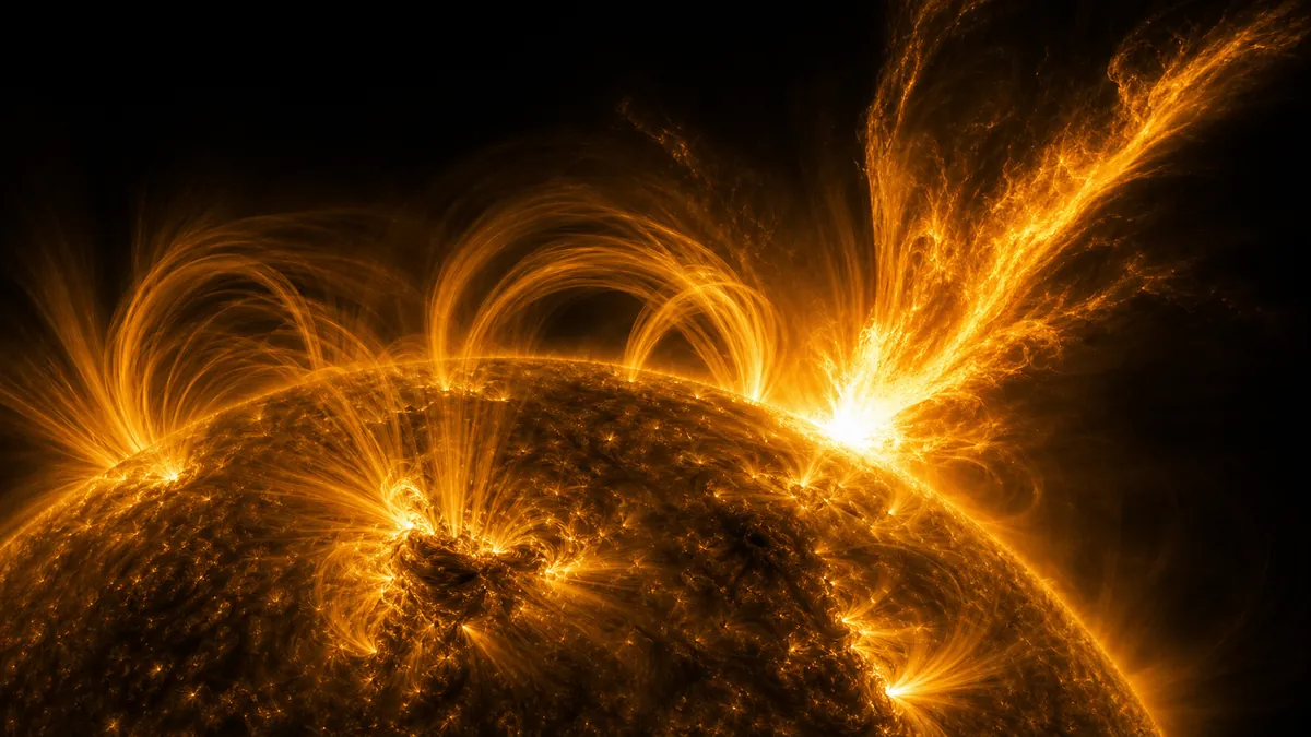 Le Soleil en ultraviolet extrême : boucles coronales dorées et éruption solaire